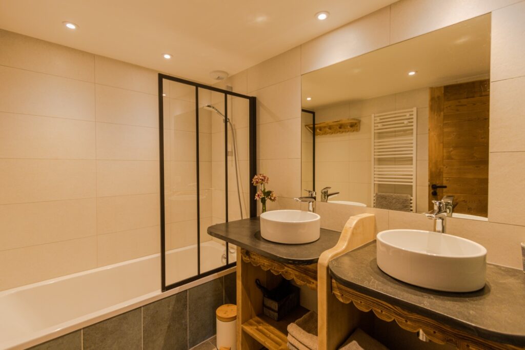 Salle de bain double vasque, baignoire, meuble artisanal, plateaux ardoise, grand miroir lumineux