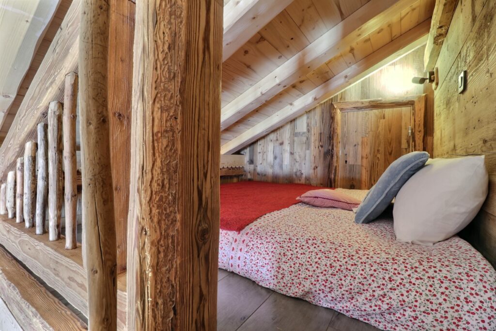 Couchage appoint en mezzanine sous pente de toit, ambiance cabane, confortable