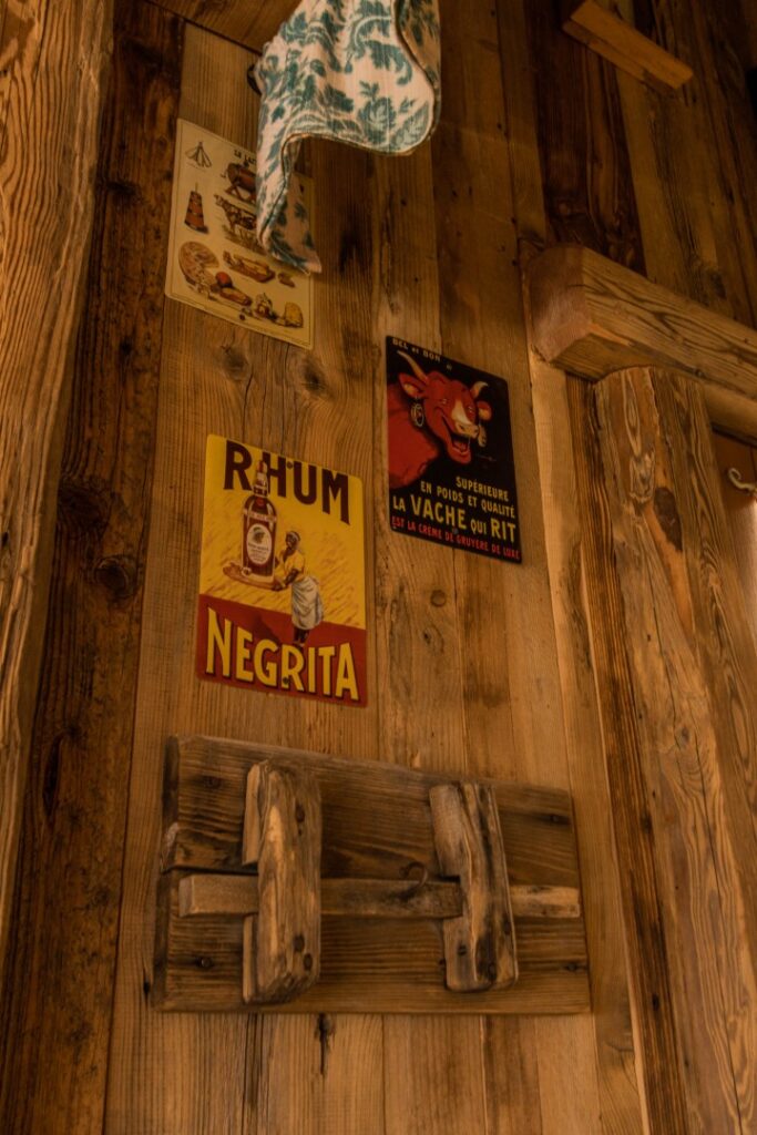 Déco façade intérieure : affiches pub vintage, vieille serrure, vieux bois