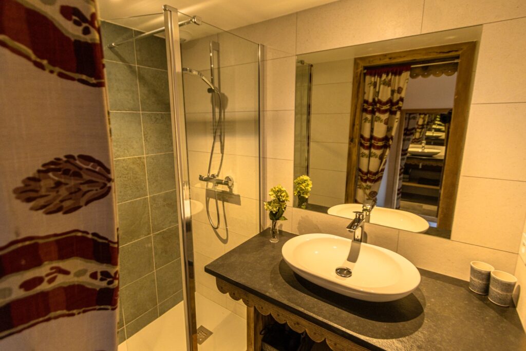 Salle de bain : meuble vasque ardoise, frise vieux bois, cabine douche italienne, effet miroir infini