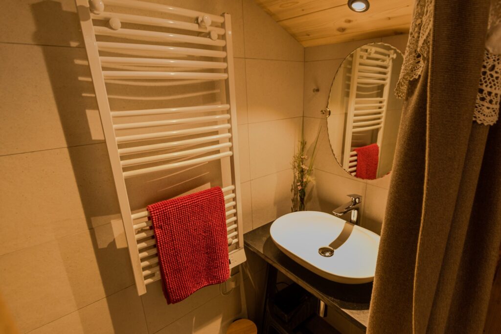 Salle de bain conviviale, sèche-serviette, miroir rétro, plan en ardoise
