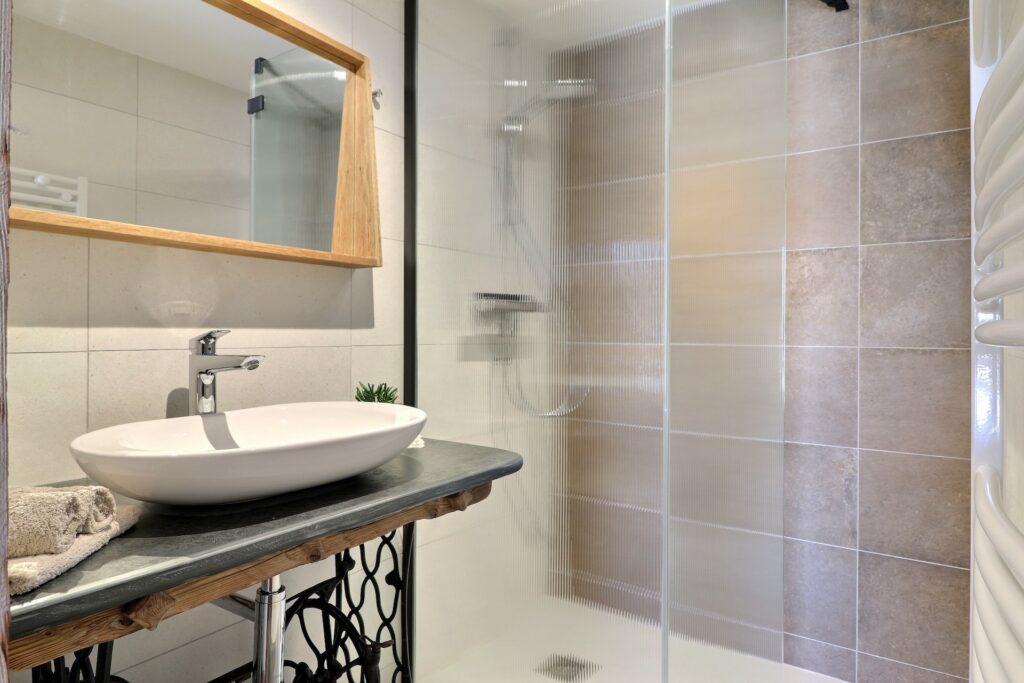 Salle de bain, vasque sur piétement de machine à coudre, douche à l'italienne, vitre striée effet vintage