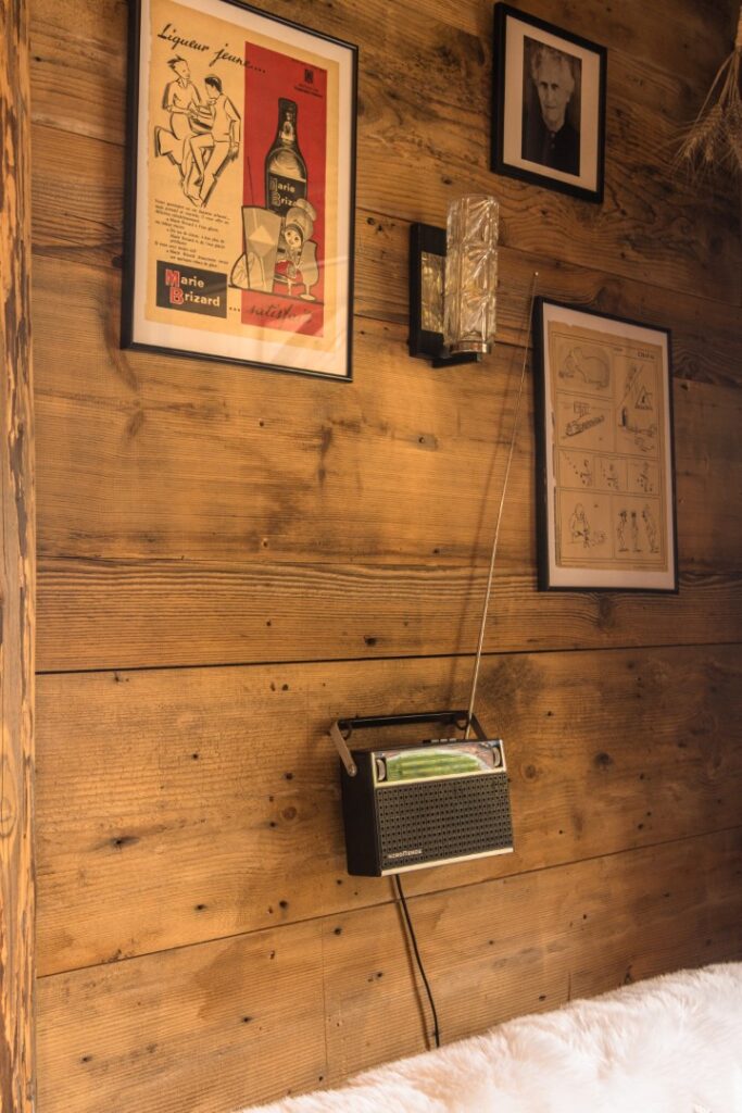 Façade intérieure salon en vieux bois, déco rétro : vieux poste radio, photo arrière-grand-mère Angèle